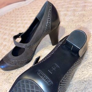 Brand new strapped pumps